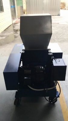 7.5KW πλαστικό Granulator υψηλής ταχύτητας ατελειών Pulverizer γκρίζο χρώμα μηχανών og-10FS