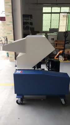 7.5KW πλαστικό Granulator υψηλής ταχύτητας ατελειών Pulverizer γκρίζο χρώμα μηχανών og-10FS
